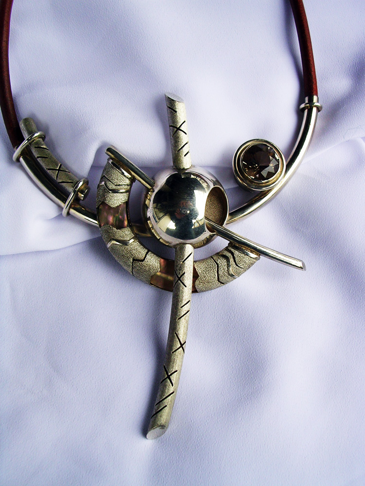 Кольє «Нічний коктейль». 2003. Срібло, цитрин, перламутр, лиття, випилювання, дифування